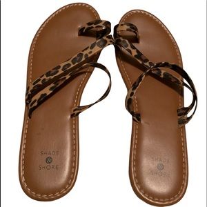 SHADE & SHORE LEOPARD SANDALS SIZE 9